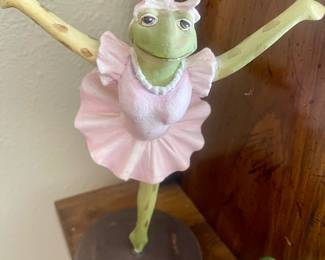 Statue ballerina frog 