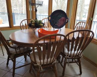 Kitchen table & 6 chairs