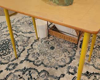 Spindle leg table