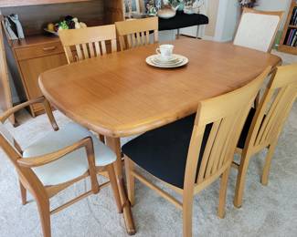 Mid-Century Danish Modern dining table - has 4 original chairs & 1 large leaf