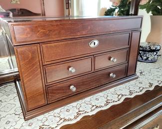 Jewelry chest