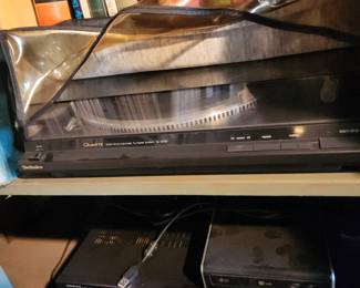  Technics SL-QD33, a quartz direct-drive automatic turntable system