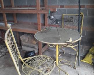 Unique metal table and 2 chairs ...needs repainted