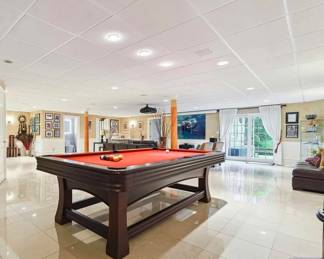 Olhausen "The Savoy Collection" Pooltable with Accessories