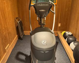 Octagon Professional Grade Elliptical Machine