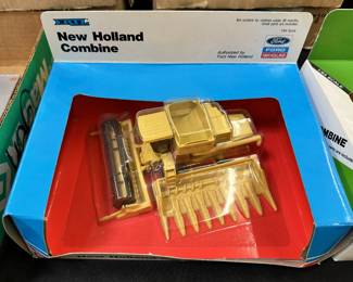 ERTL New Holland Combine in Original Box