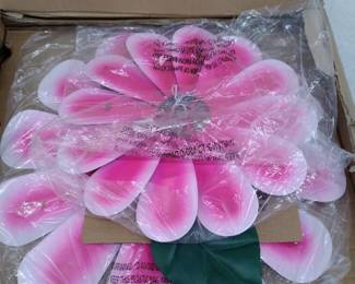 Plow And Hearth Oversized Flower Design Wind Spin, Pink Daisy