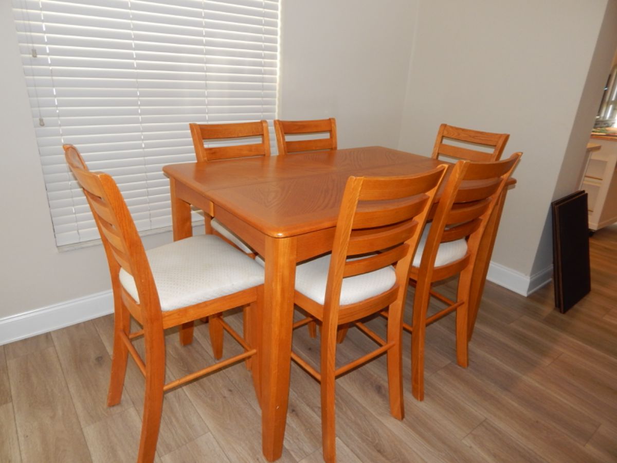 Eight chairs and leaf.