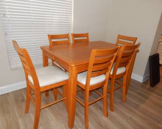 Eight chairs and leaf.