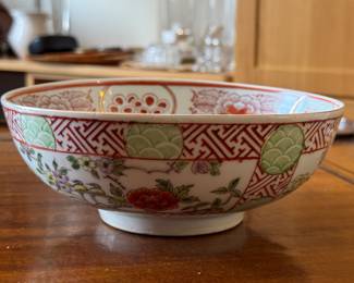 Japanese Imari Bowl. Photo 1 of 2.