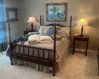 Queen size Zlillian Russell bed in cherry