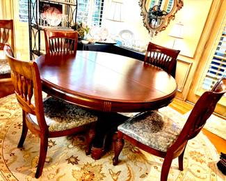 Round, extends to oval, breakfast/dining set