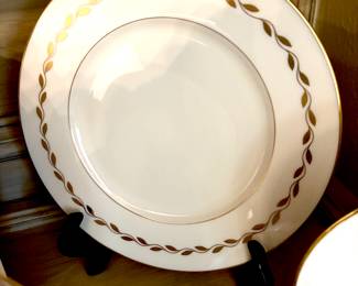Lenox 'Golden Wreath " 12 dinner plates