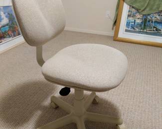 adjustable chair on wheels