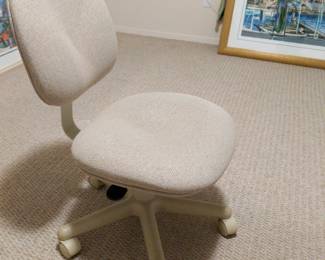 adjustable chair on wheels