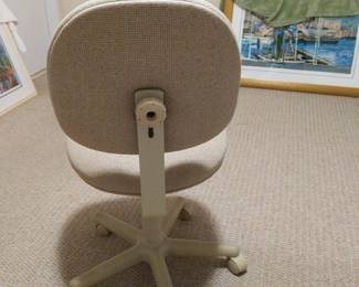 adjustable chair on wheels