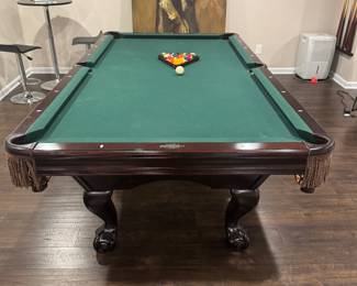 8ft Brunswick pool table
No stairs!!