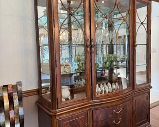 Matching Dining Room China cabinet
Lights work!! Holds a good amount dish-ware/China.. Glass display doors