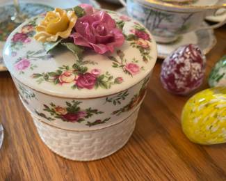 Royal Albert old Country Rose music box