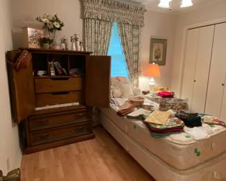 Twin bed box spring and mattress, excellent condition, condition like new, linens