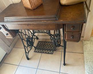 Singer Sewing Machine and Antique Table $ 128.00