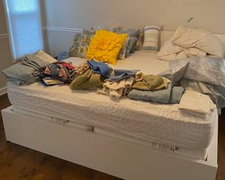 King Size Bed & Linens