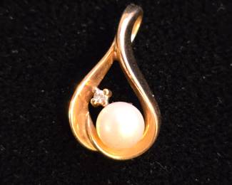 14k gold and pearl pendant