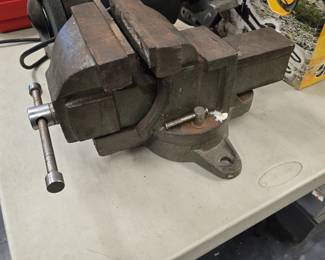 large no 6 bench vise NICE!!