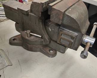 large no 6 bench vise NICE!!