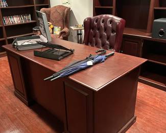 Executive Desk & Tufted Office Chair 