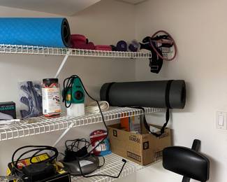 Various exercise accessories 