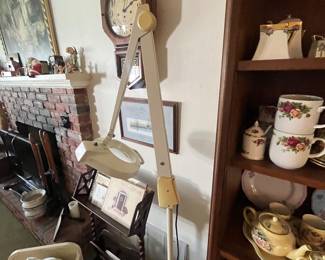 “Dentist” lamp with magnifying glass 