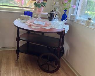 Tea trolley with collapsible wings