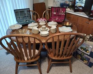 Amish Oak Dining Table with 2 Leaves and 6 Chairs!