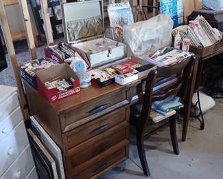 Nice Vintage Sewing Machine in Mid Century Cabinet!