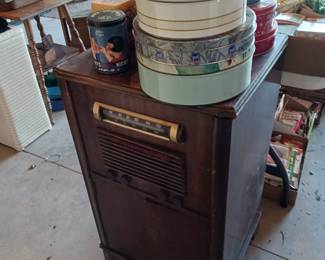Vintage Floor Model Radio with Turn Table. Untested!