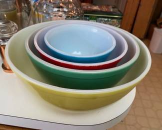 Nice vintage Pyrex set