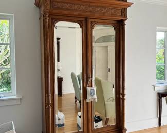 This piece is stunning!  And the best part is that it comes apart for easy transporting!