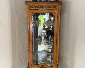 Perfectly sized curio!  Lots of blue and white chinoiserie.