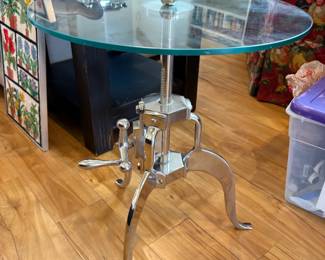 Super cool and unique table! Actually moves up and down!