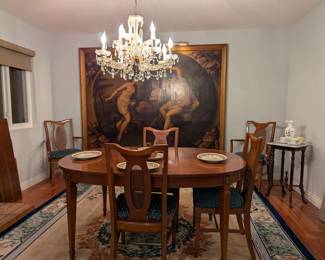 Beautiful dining set with 6 chairs and leafs. 