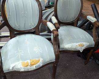 Attention all DIY  folks. These chairs have great potential just need some living care ... Perfect for reselling 