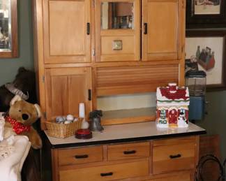 BEAUTIFUL ANTIQUE HOOSIER CABINET With AN  ENAMEL TOP 