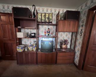 BEAUTIFUL MCM TV cabinet/Display shelving. In Very good condition.