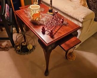 Wood End Table w/Pull-Out Trays!
