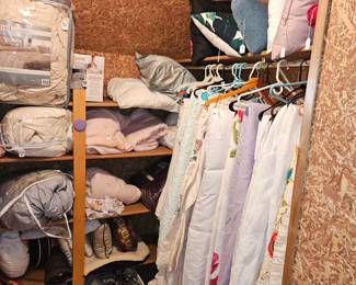 LOTS of Twin, Queen, King Linens & Pillows!