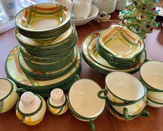 Vernonware Set of Dinnerware
