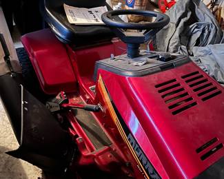 Riding lawnmower 