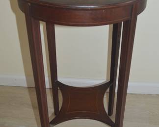 Round accent table
