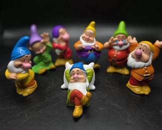 Walt Disneys Snow Whites Seven Dwarfs Retired Disney Store Vinyl Figurines